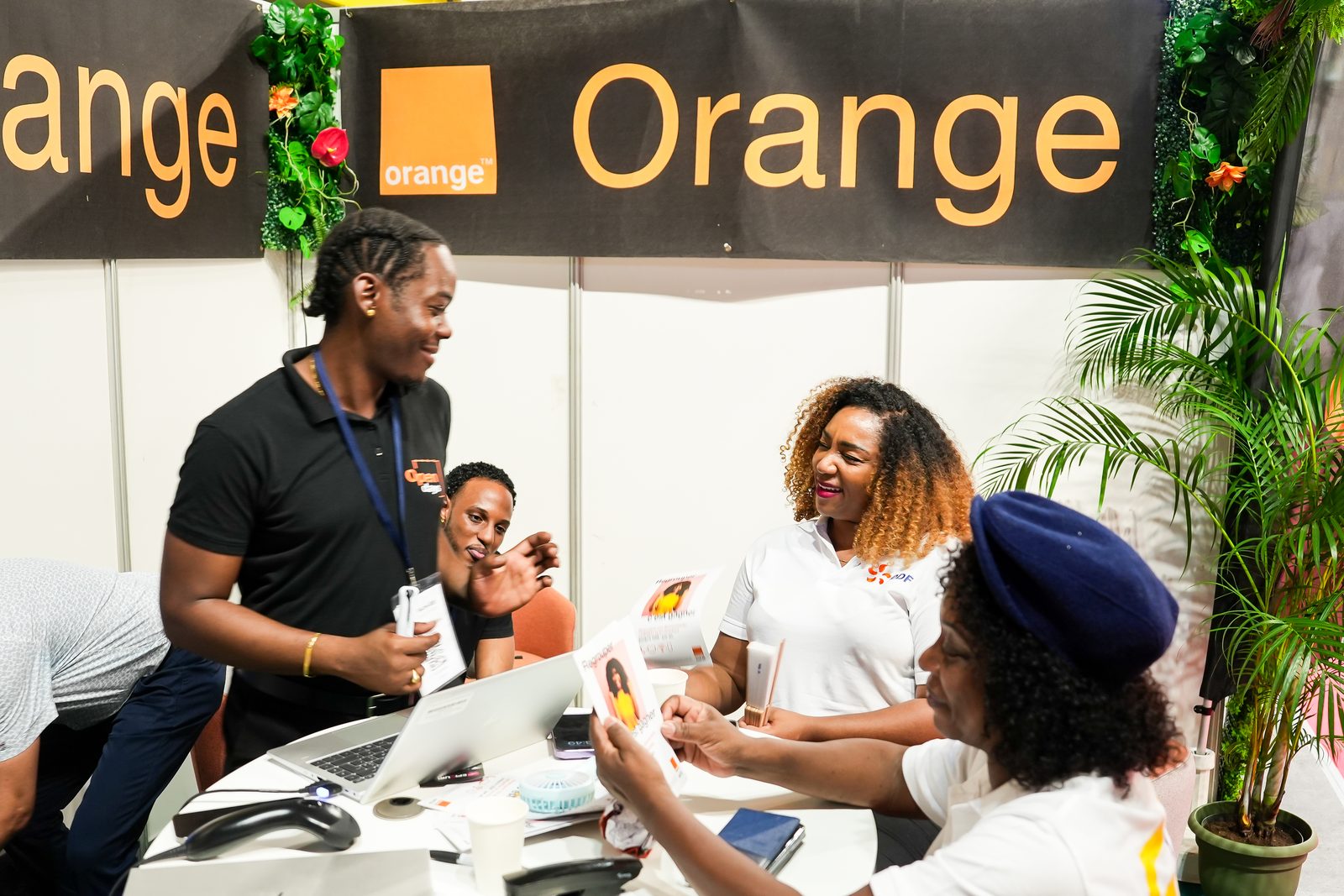 L'équipe d'un exposant sur son stand