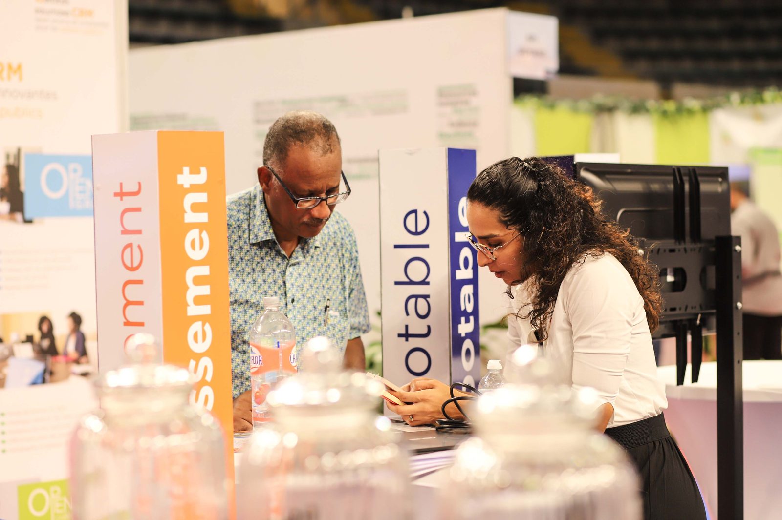 Un échange de travail sur un stand du salon