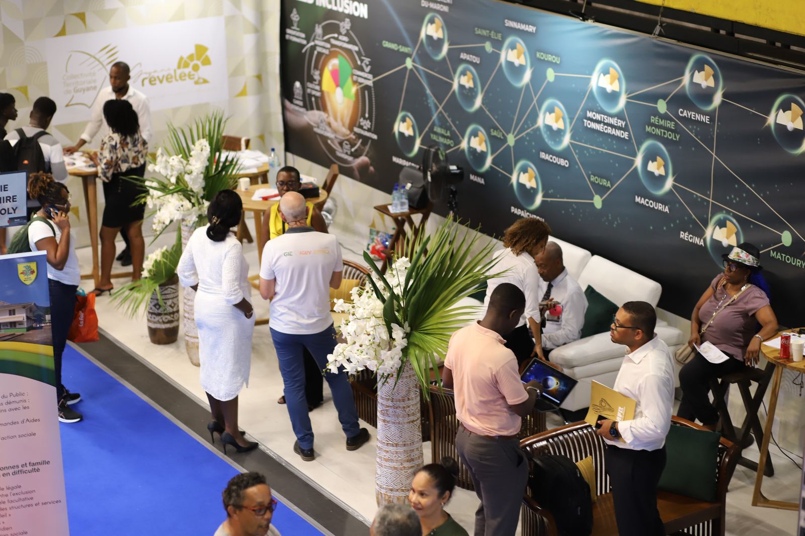 Une allée du Salon des Maires de Guyane